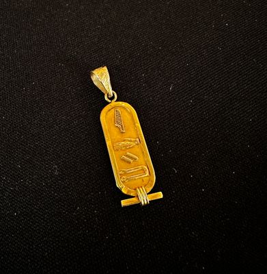 un pendentif en or orné du symbole égyptien