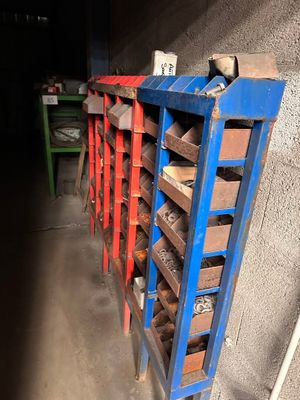 une étagère bleue sur laquelle se trouve un tas de bois