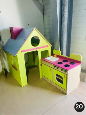 une cuisine de jeu en bois avec une cuisinière et un évier
