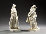 une paire de statues blanches représentant une femme et un homme portant un voile sur la tête