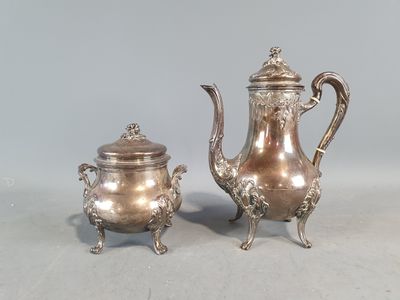 paire de théières et soucoupes anciennes en métal argenté