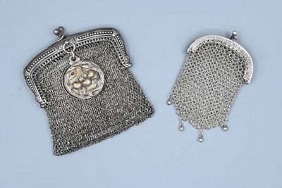 deux porte-monnaie en métal argenté avec des chaînes et une pièce de monnaie