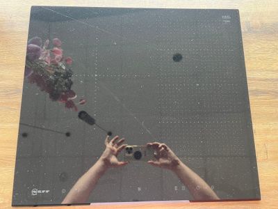 une photo d'une personne en train de prendre une photo avec un appareil photo