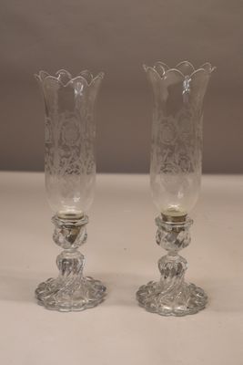 deux vases en verre transparent posés sur une table