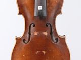un vieux violon avec un archet sur fond blanc