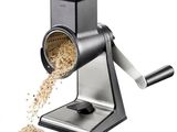 un gros plan d'un moulin à aliments d'où l'on retire une cuillerée de riz