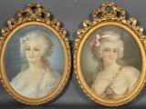 deux portraits encadrés représentant des femmes en tenue de cérémonie, dont l'une porte un nœud rose