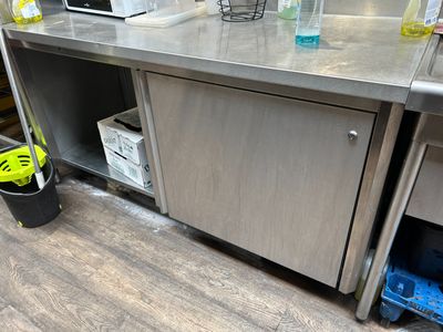 une cuisine avec un évier et un micro-ondes sur le comptoir