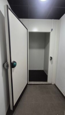 une salle de bains avec des toilettes et une douche à l'italienne