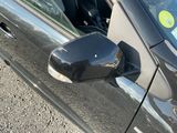 une voiture équipée d'un rétroviseur latéral
