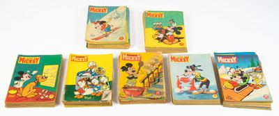 Six livres de Mickey Mouse sont alignés sur une surface blanche