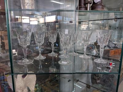 de nombreux verres à vin exposés dans une vitrine