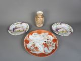 quatre assiettes et un vase sur la table