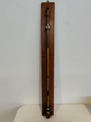 une horloge accrochée au mur à côté d'une chaise