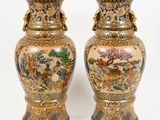 une paire de vases ornés de motifs orientaux sur fond blanc