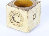 un petit vase carré orné d'un lion