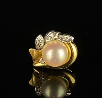 Boucle d'oreille en or jaune ornée d'une perle de culture et…