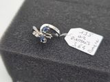 une bague posée sur un tissu noir