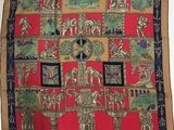une image représentant une écharpe rouge, bleue et verte ornée d'éléphants