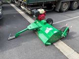 une voiture verte garée sur le bord de la route