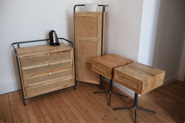 Commode rectangulaire quatre tiroirs, deux chevets sur pieds méta...