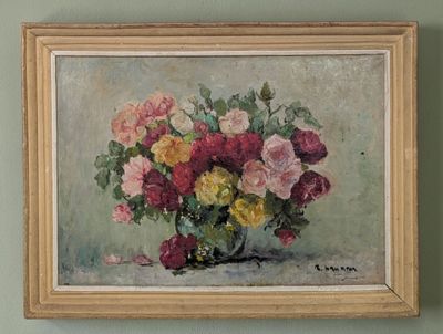 un tableau de fleurs dans un vase sur le mur