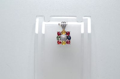 vitrine en acrylique transparent contenant un pendentif orné de pierres multicolores