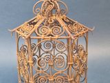 une petite cage à oiseaux avec un oiseau à l'intérieur
