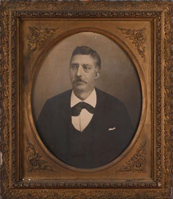 portrait d'un homme en smoking et nœud papillon, dans un cadre doré