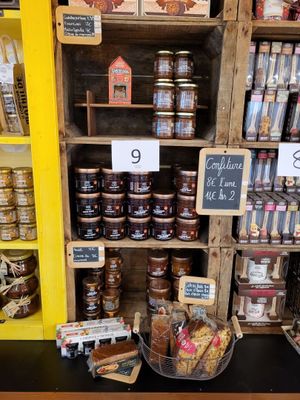 de nombreux bocaux de conserve sur les rayons du magasin