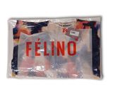 un sac en plastique contenant un t-shirt