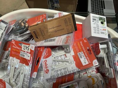 un bol blanc rempli de divers gadgets électroniques