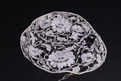 Coiffe en filet mode de La Gacilly (Comblessac ?) et sa sous-coiffe br