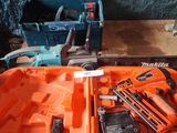 deux outils orange dans un coffret posé sur une table