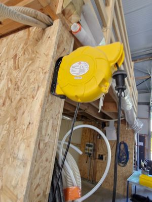 une soufflerie jaune posée contre le mur d'un immeuble