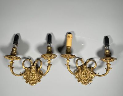 Paire d'APPLIQUES à deux bras de lumières La plaque à motifs…