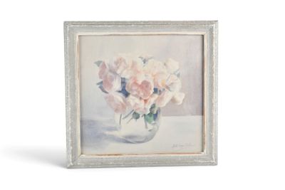 un tableau représentant des roses roses dans un vase posé sur une table