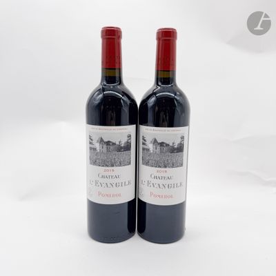 deux bouteilles de vin posées sur une table