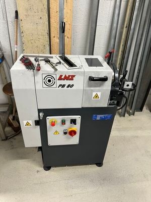 la photo d'une machine qui se trouve dans un garage