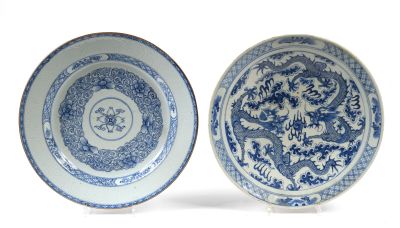 deux assiettes bleues et blanches ornées de motifs sur un fond blanc