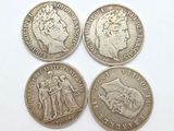 quatre pièces d'argent britanniques, dont l'une est un souverain et l'autre est un souverain