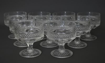 six verres à pied en verre transparent empilés les uns sur les autres sur une surface noire