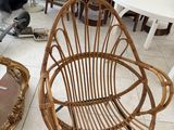 une chaise en osier posée au milieu d'une pièce