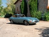 une voiture bleue garée devant un bâtiment
