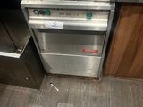 une photo d'une cuisine équipée d'une cuisinière en inox et d'un lave-vaisselle