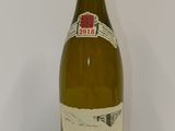 une bouteille de vin posée sur une table