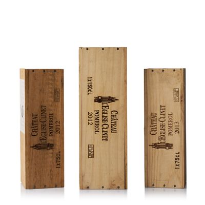 trois caisses en bois contenant différents types de vin