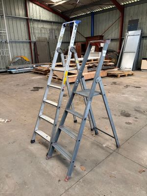 Deux petits escabeaux sans marque apparente. - Photo 1