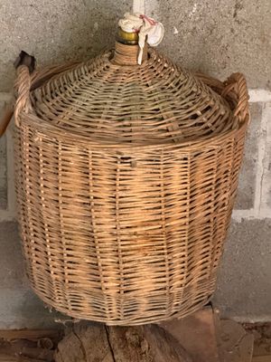 un panier en osier sur lequel est posé un oiseau