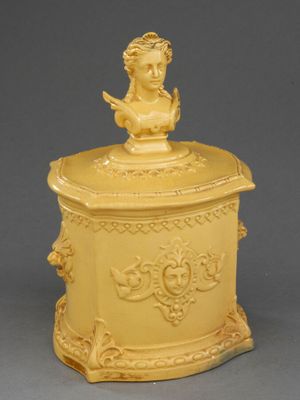 Pot à tabac de forme ovale, dans le goût antique, de couleur…